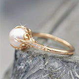 Anello Delicato in Perle e Cristalli