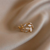 Pure - Anello Regolabile in Opale Bianco a Foglia