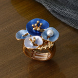 Anello dichiarativo regolabile in perle floreali blu