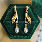 Orecchini in Perle con Mano Elegante