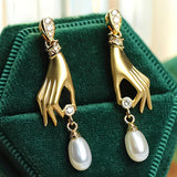 Orecchini in Perle con Mano Elegante